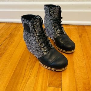 Black leather Sorel wedge boots